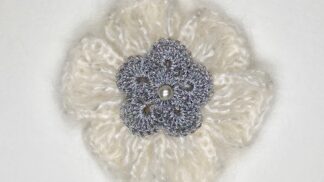 Broche fleur au crochet laine mohair argent
