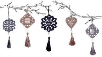 Déco à suspendre en dentelle au crochet et perle