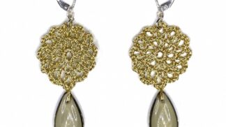boucles oreilles or en dentelle au crochet